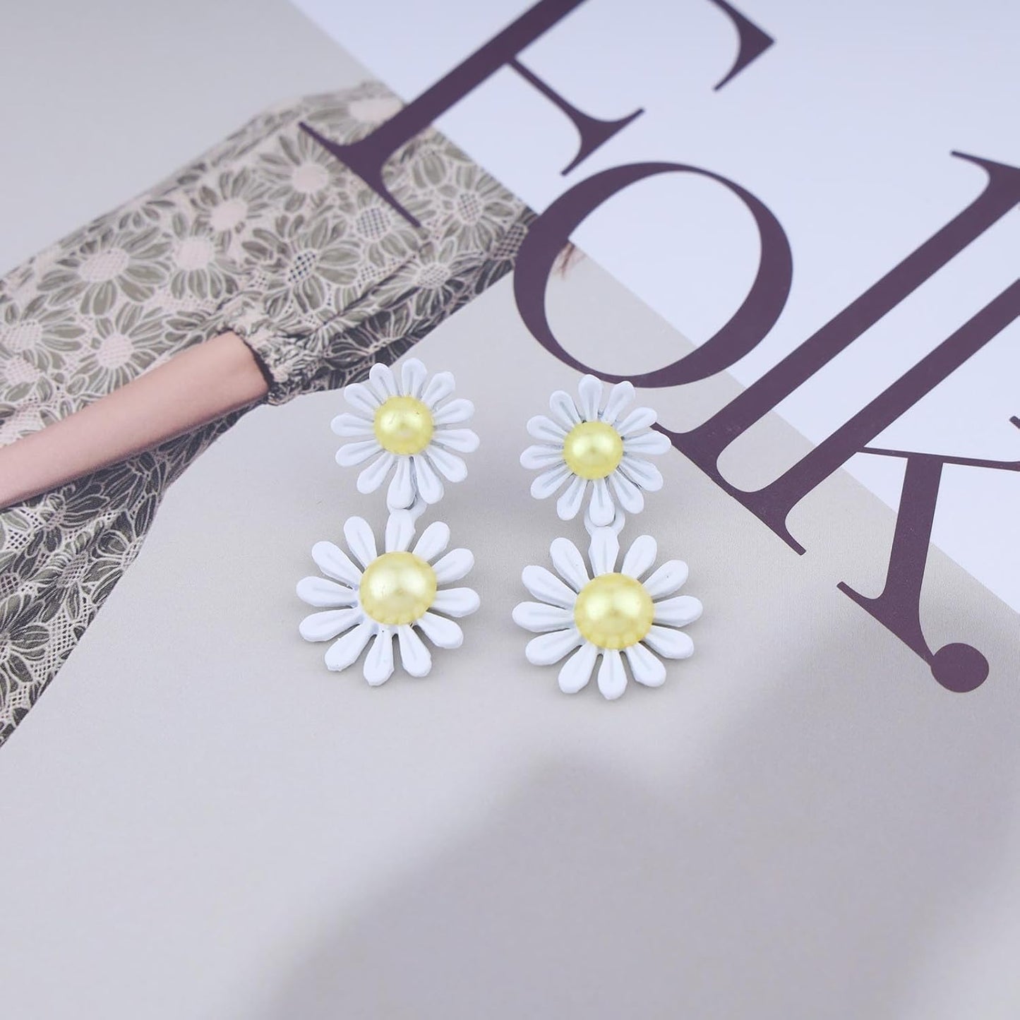Vintage Resin Daisy Flower Earrings White Flower Stud Earrings Acrylic Daisy Dangle Earrings Boho Sunflower Flower Earrings Jewelry for Women