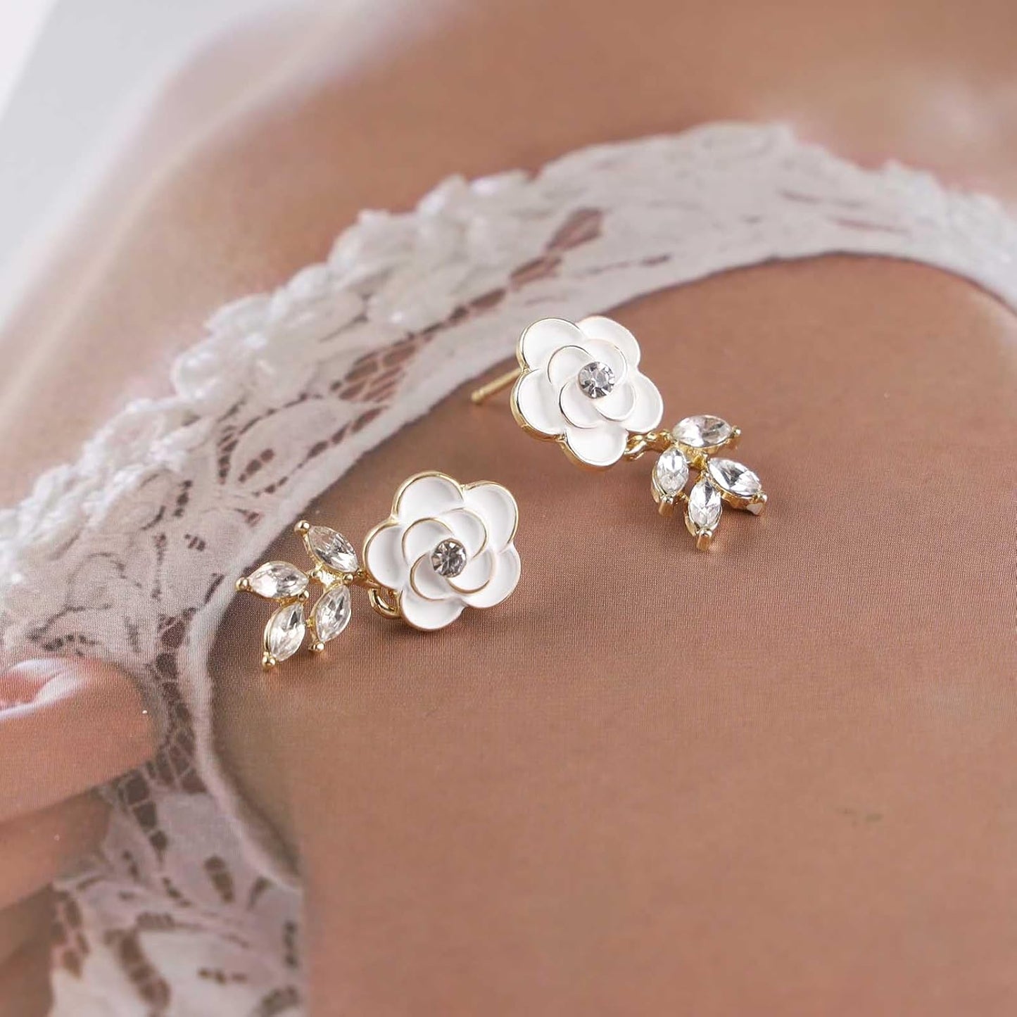 Vintage Crystal Flower Earrings Rhinestone Leaf Drop Earrings White Camellia Stud Earring Gold Cz Flower Bridal Earrings Jewelry for Women